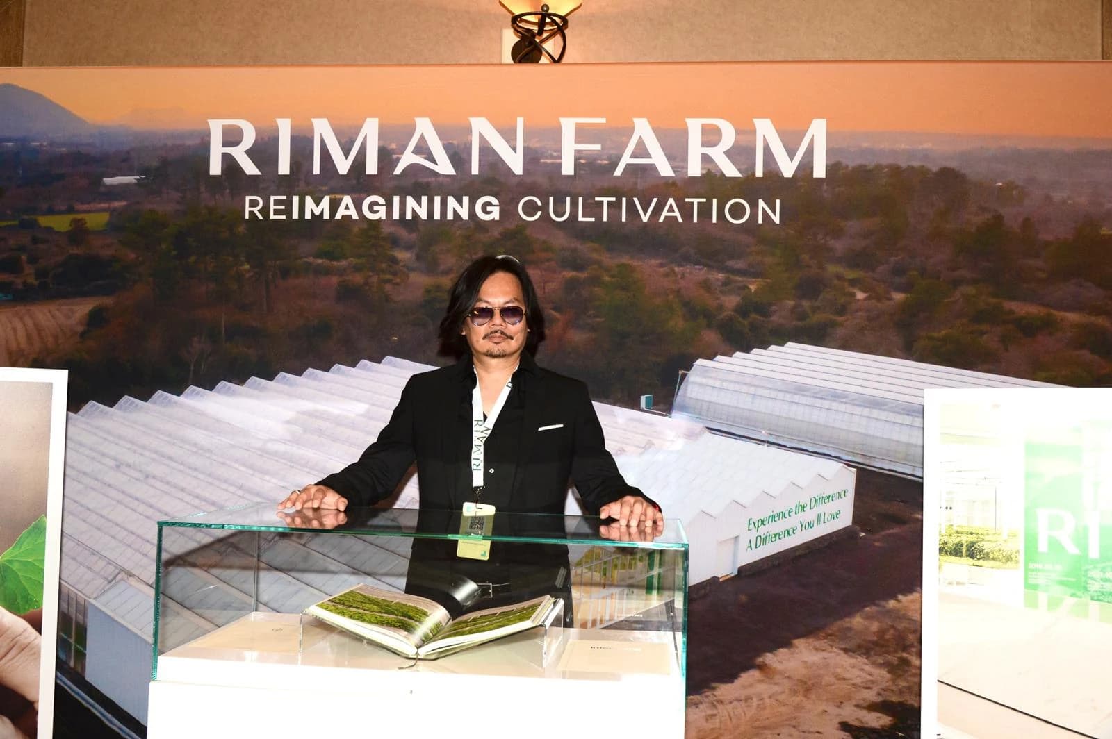 Dien To neben einer RIMAN Ausstellung.