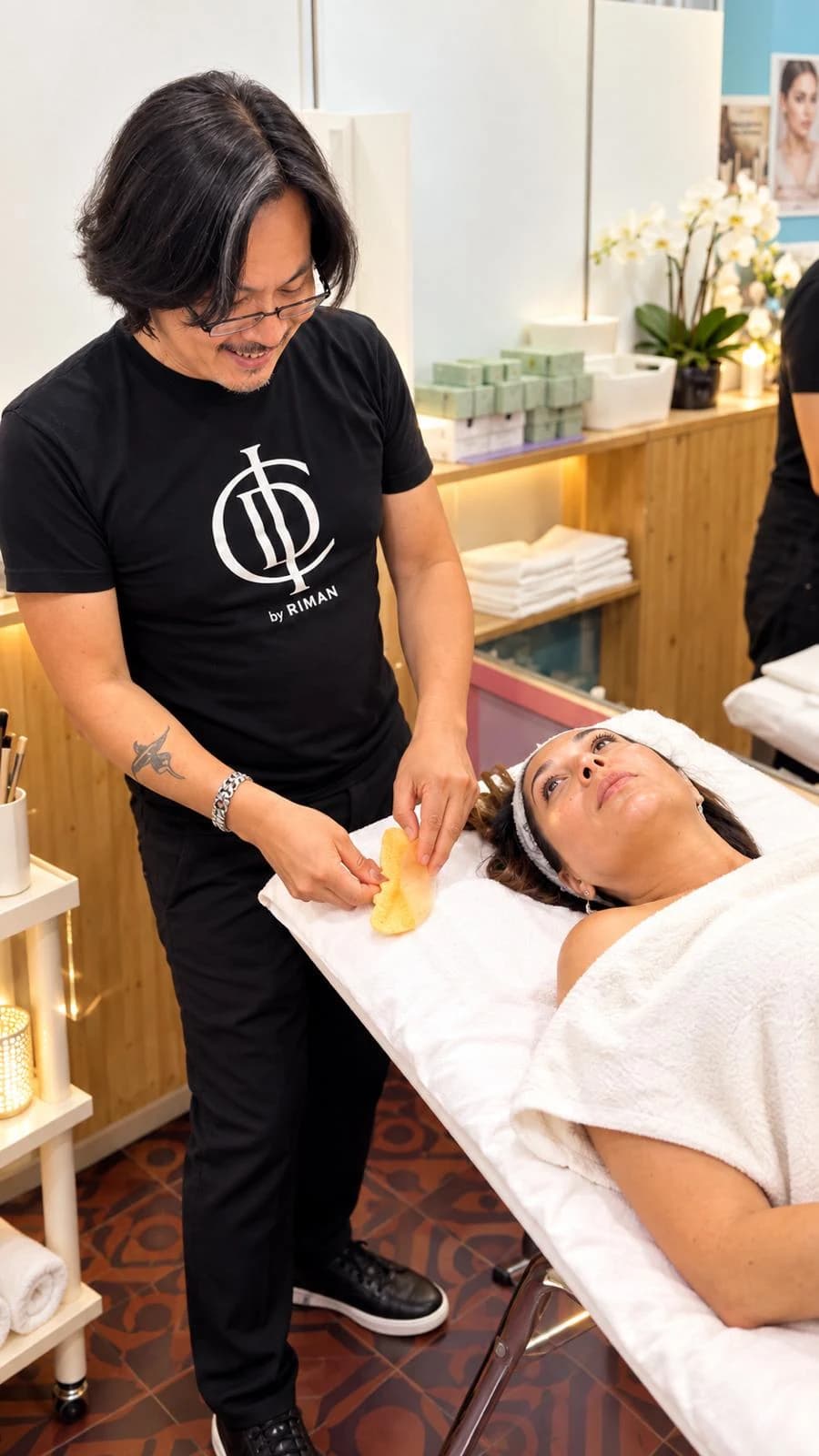 Produktvorführung mit einer liegenden Person in einem Salon.