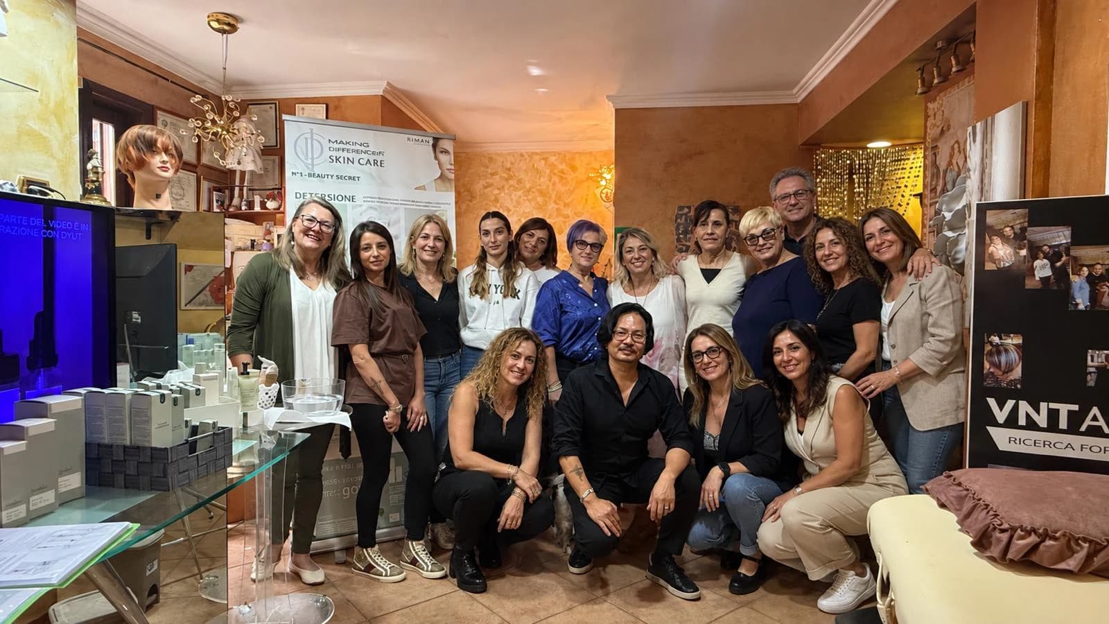 Eine Gruppe in einem Salon.