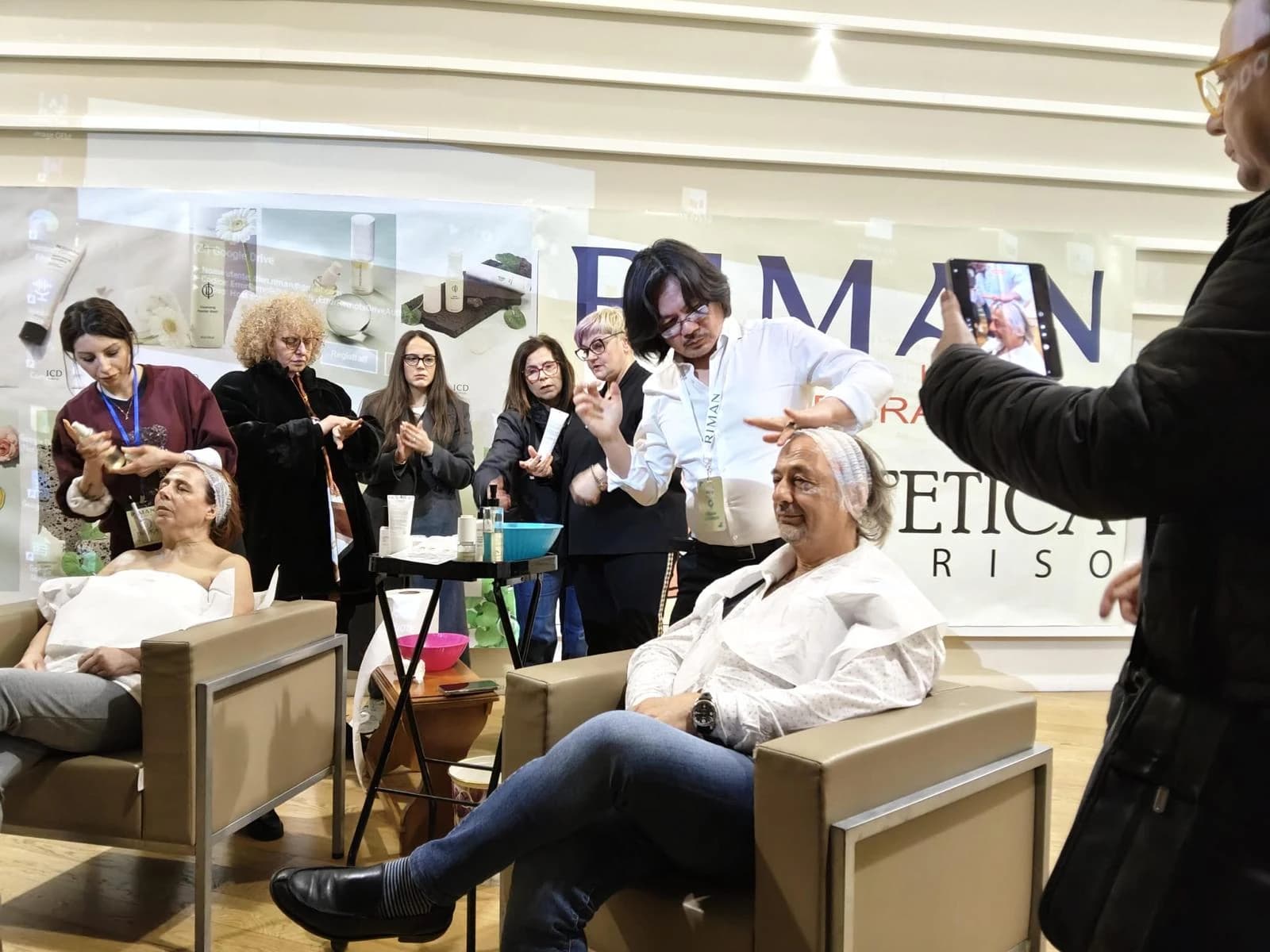 Produktvorführung mit einer liegenden Person in einem Salon.