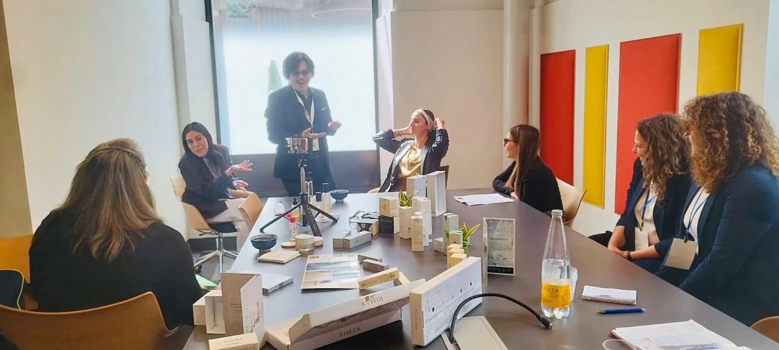 Teilnehmende versammeln sich um einen Tisch.