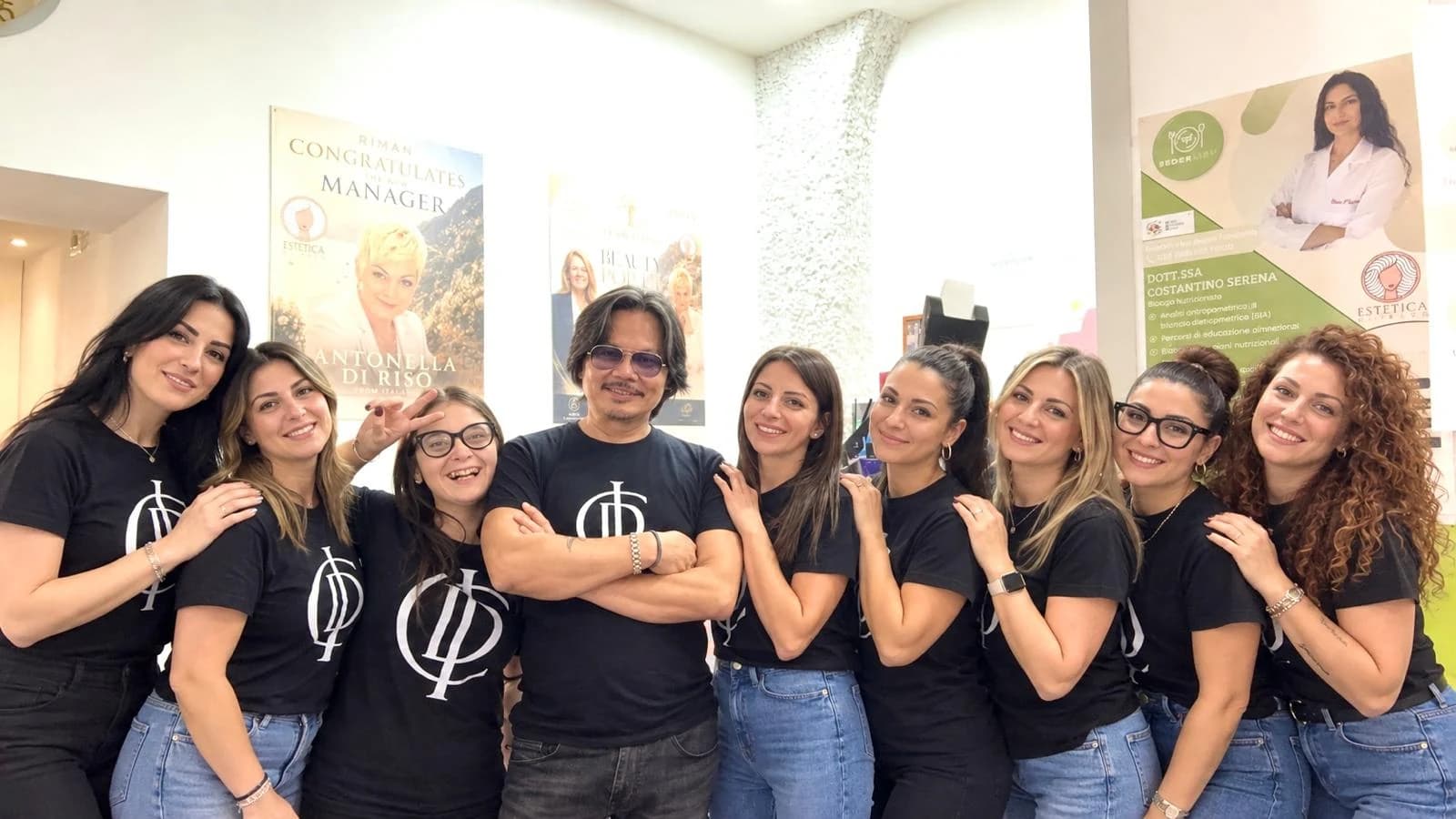 Eine Gruppe in einem Salon.